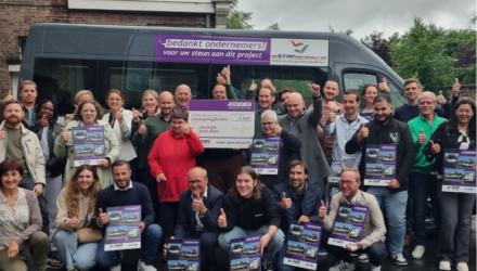 Special ad overhandigt nieuwe personenbus aan onze Voluit-werking